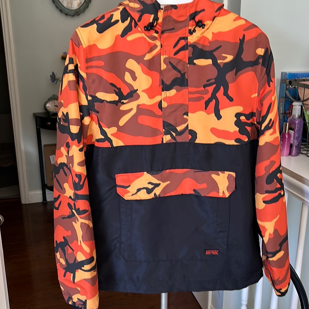 Medium size pullover sleek hoodie. Velcro closure and pocket. Camo orange